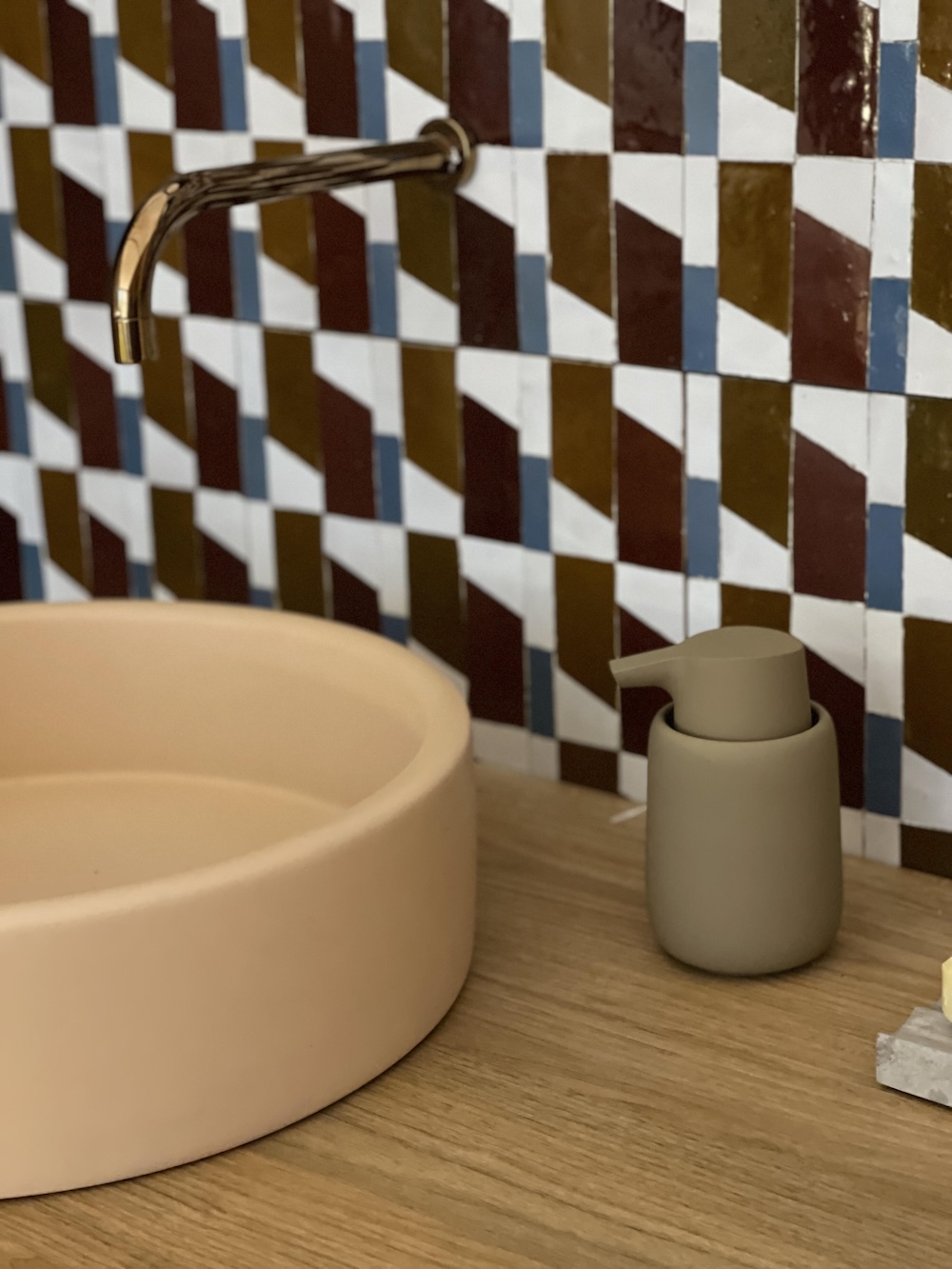 FotoTips van kleurexpert Marie-Gon voor een kleurrijke badkamer